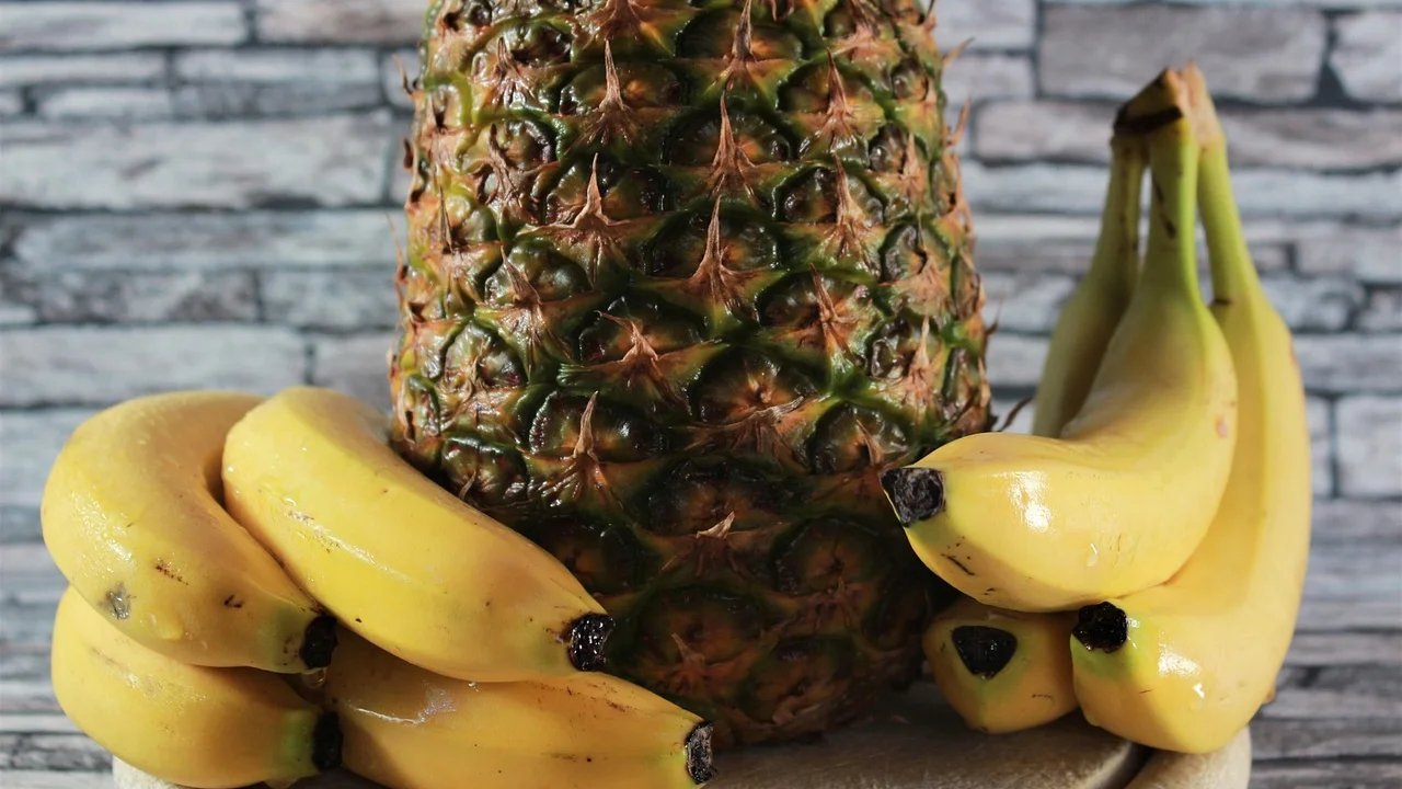 Banana madura e aveia separadas para o preparo