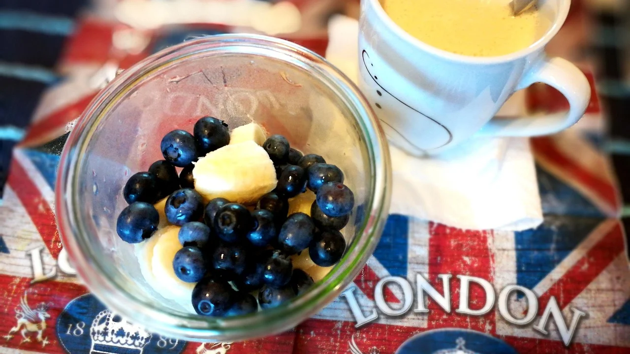 Liquidificador com bebida cremosa de banana e aveia
