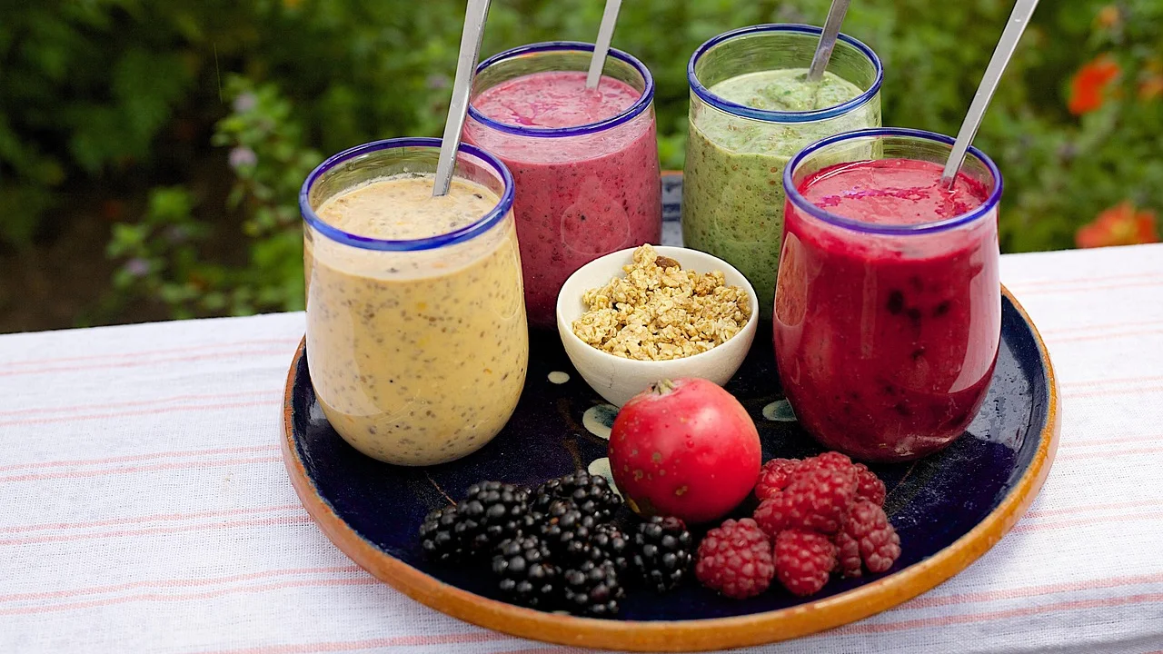 Liquidificador com smoothie de frutas de textura espessa