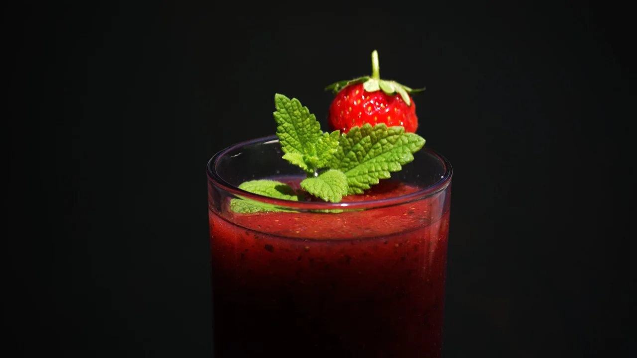 Tigela de smoothie decorada com frutas frescas e sementes