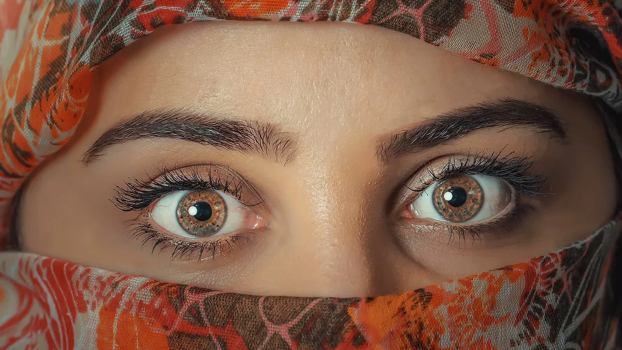 Comparação visual de tonalidades de henna para sobrancelhas.