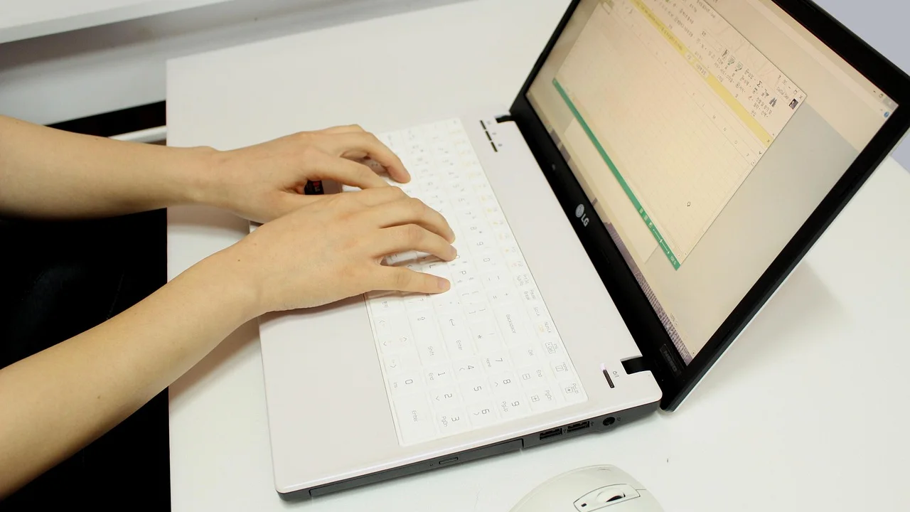 Botão AutoSoma destacado na faixa de opções do Excel