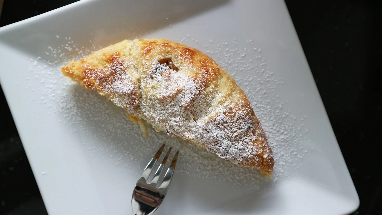 Strudel de maçã dourado recém-saído do forno