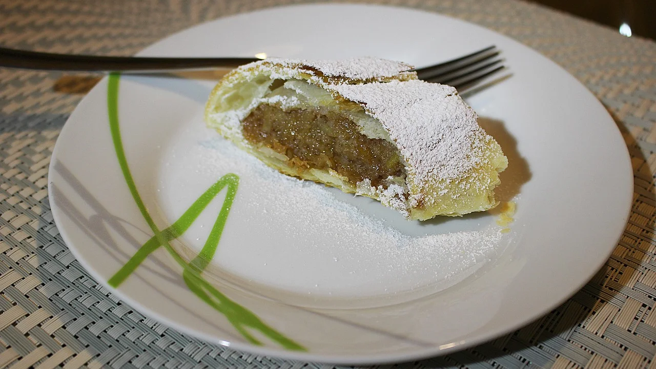 Fatia de strudel servida com açúcar de confeiteiro