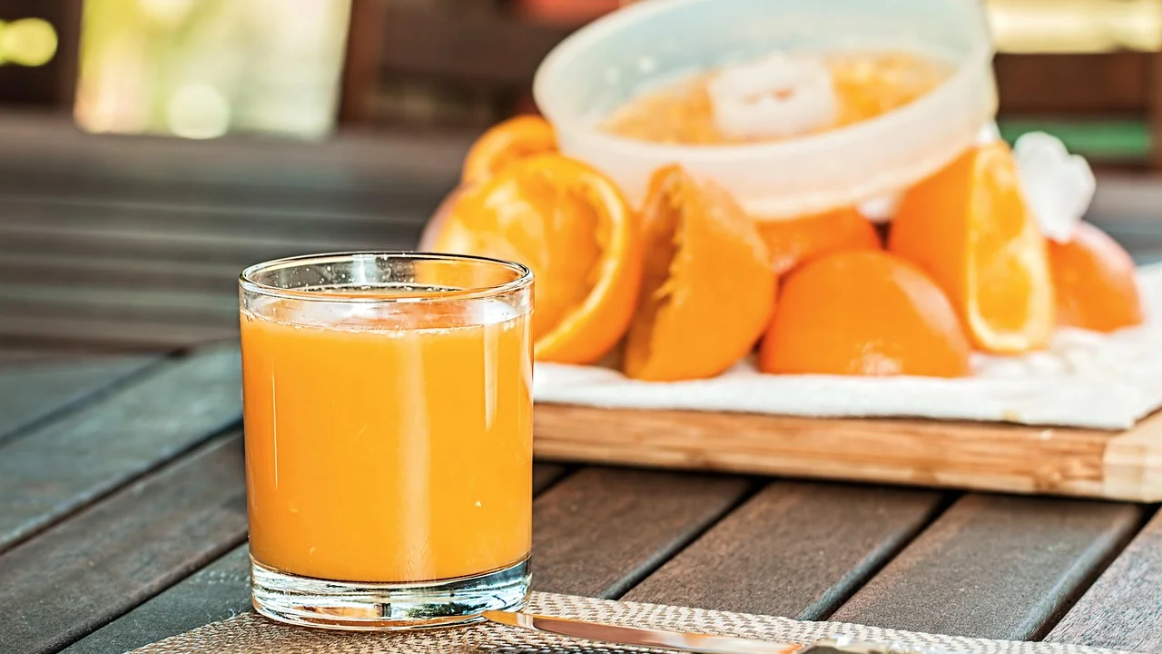 Espremedor manual sendo usado para extrair suco fresco