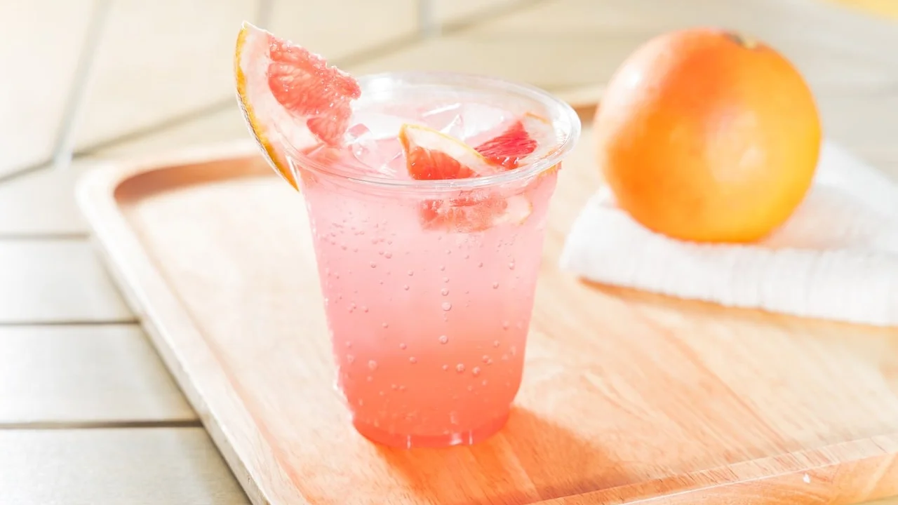 Jarra com suco de laranja natural pronta para servir