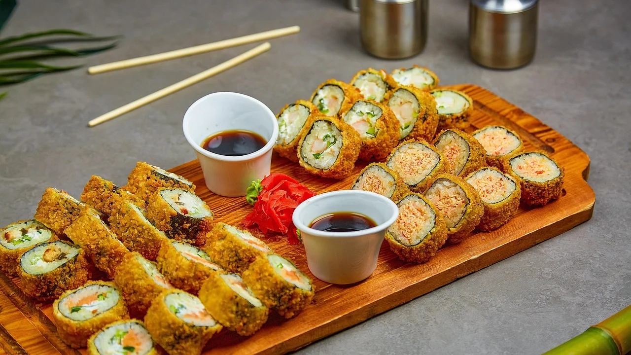 Rolinho de sushi caseiro cortado em porções iguais.