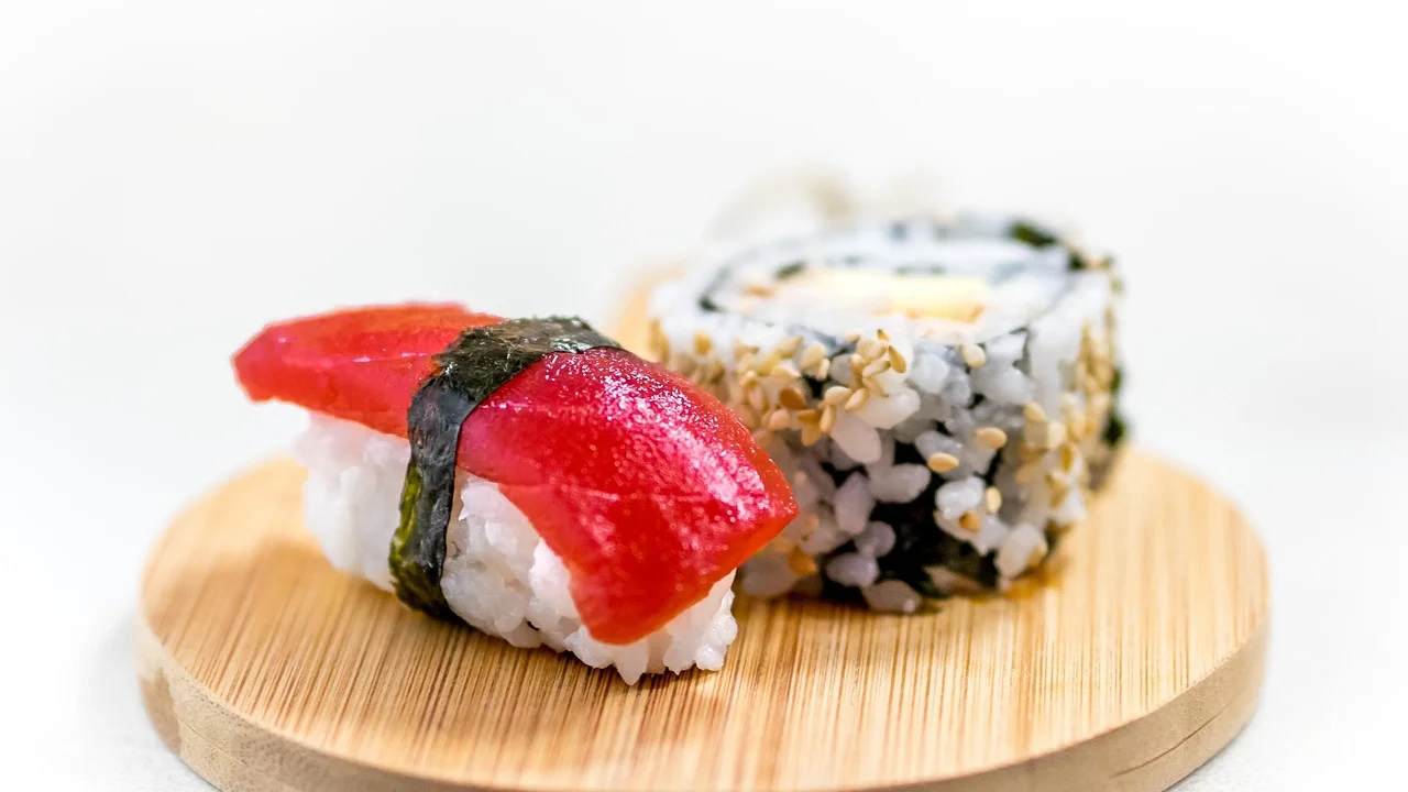 Ingredientes frescos organizados para rechear sushis.
