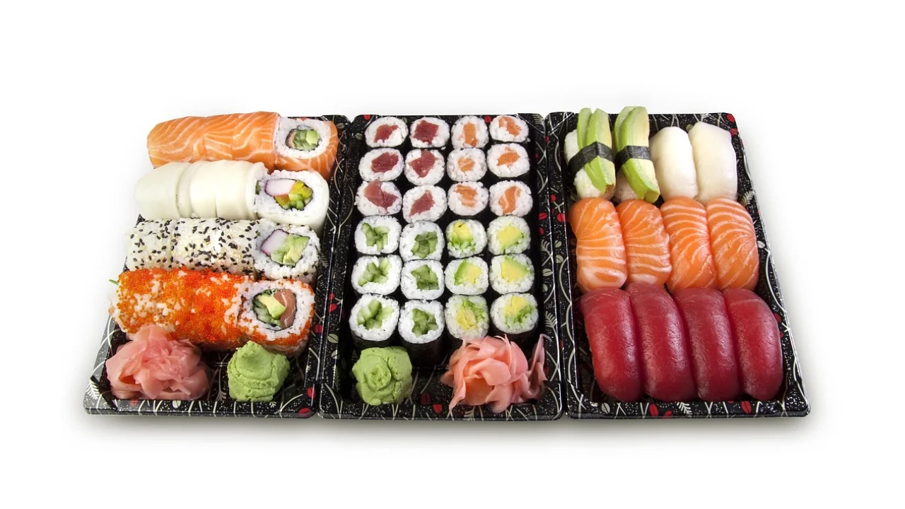 Travessa com sushis variados servidos com shoyu.