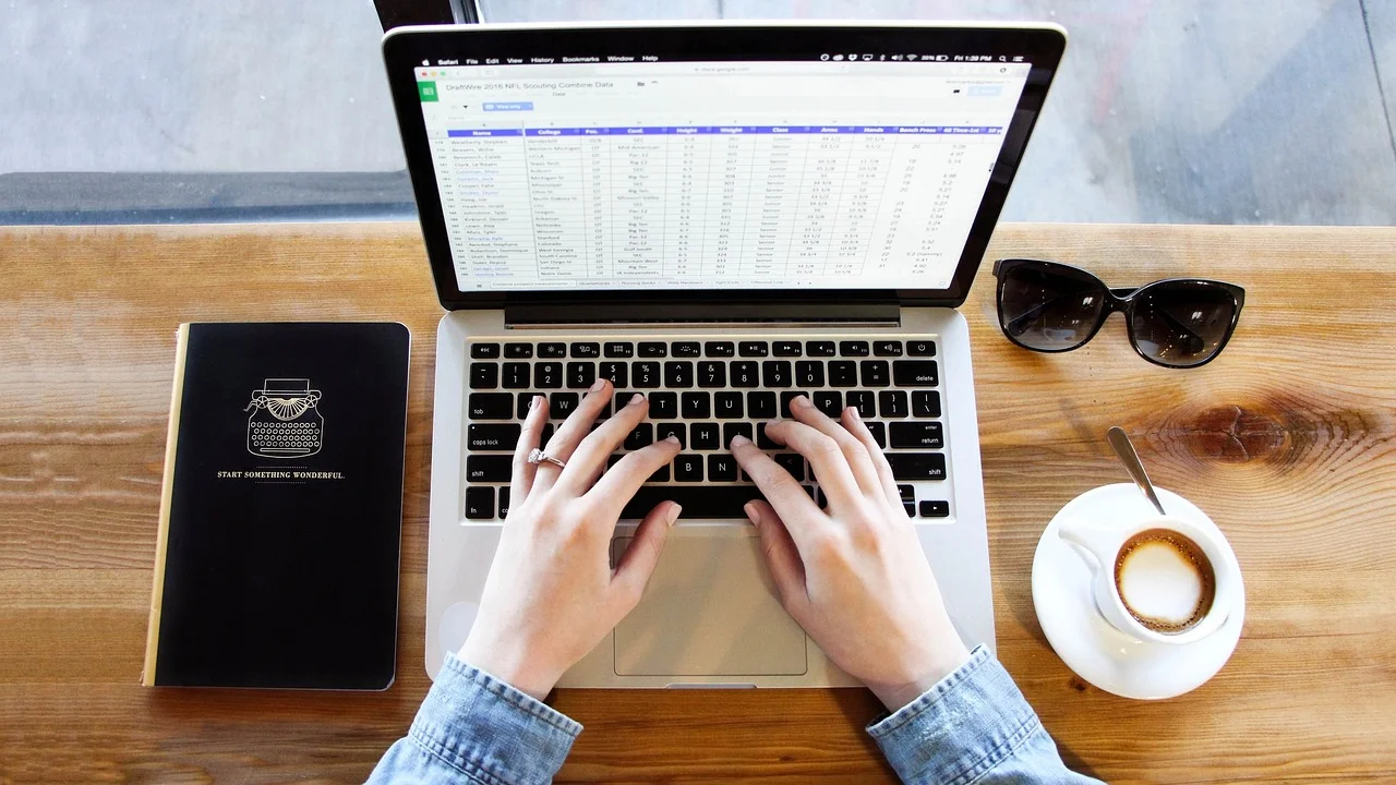 Planilha de vendas aberta em um notebook para análise de dados.