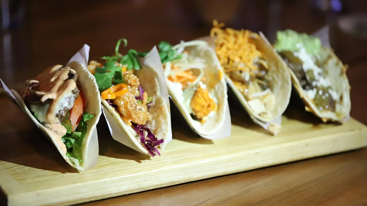 Tacos crocantes recheados com carne, queijo e vegetais frescos.