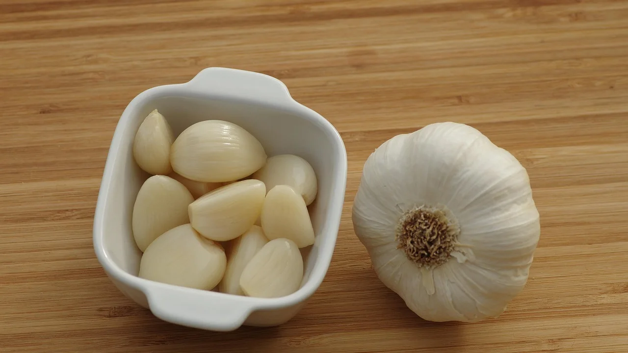 Ingredientes frescos separados para preparar a base aromática.