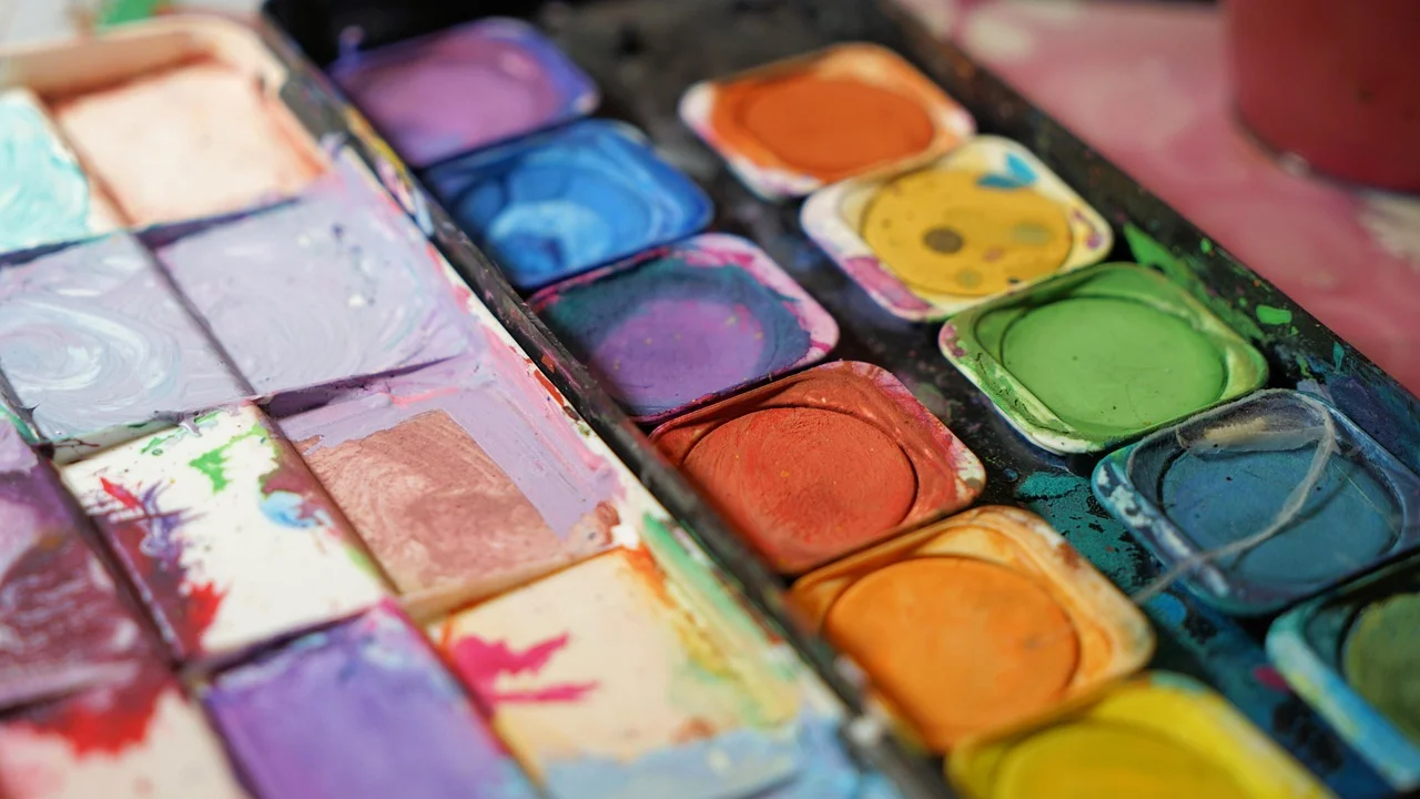 Tigelas com tinta caseira colorida prontas para a pintura.