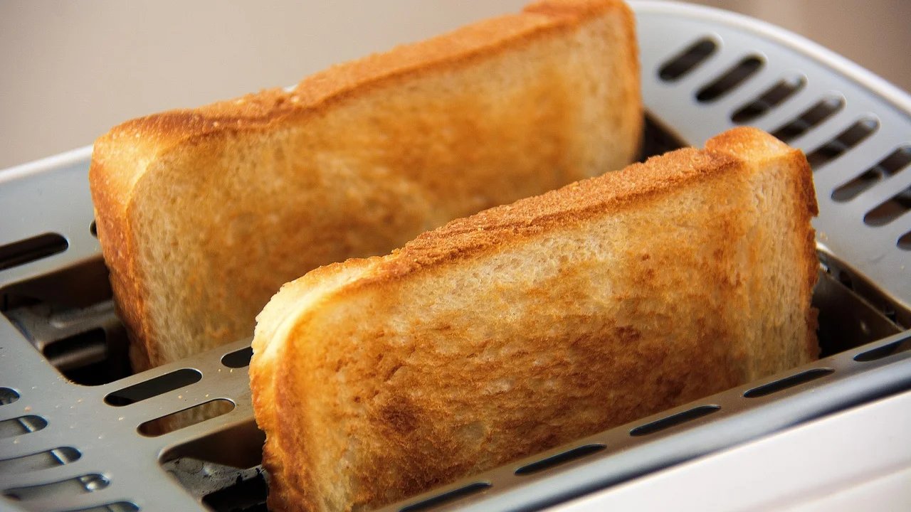 Pão francês tostado com textura dourada