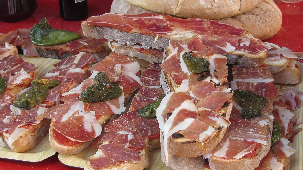 Torrada com tomate e manjericão fresco