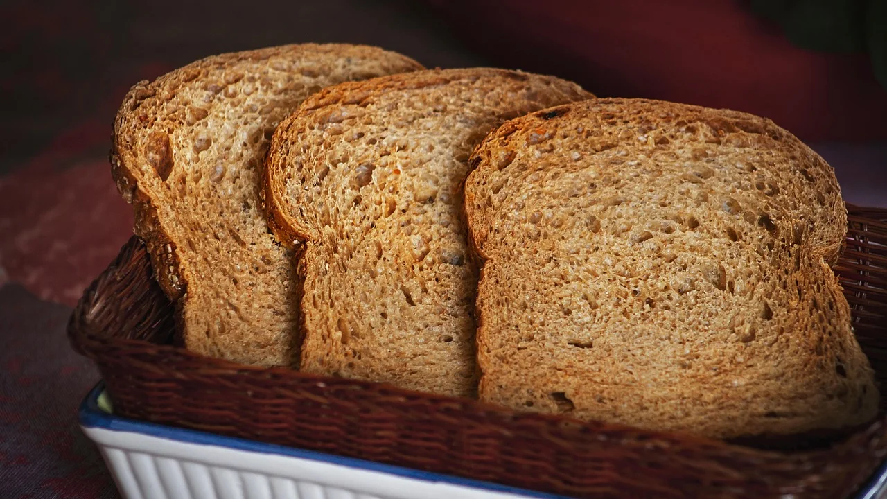 Cubos de pão tostado para saladas e sopas