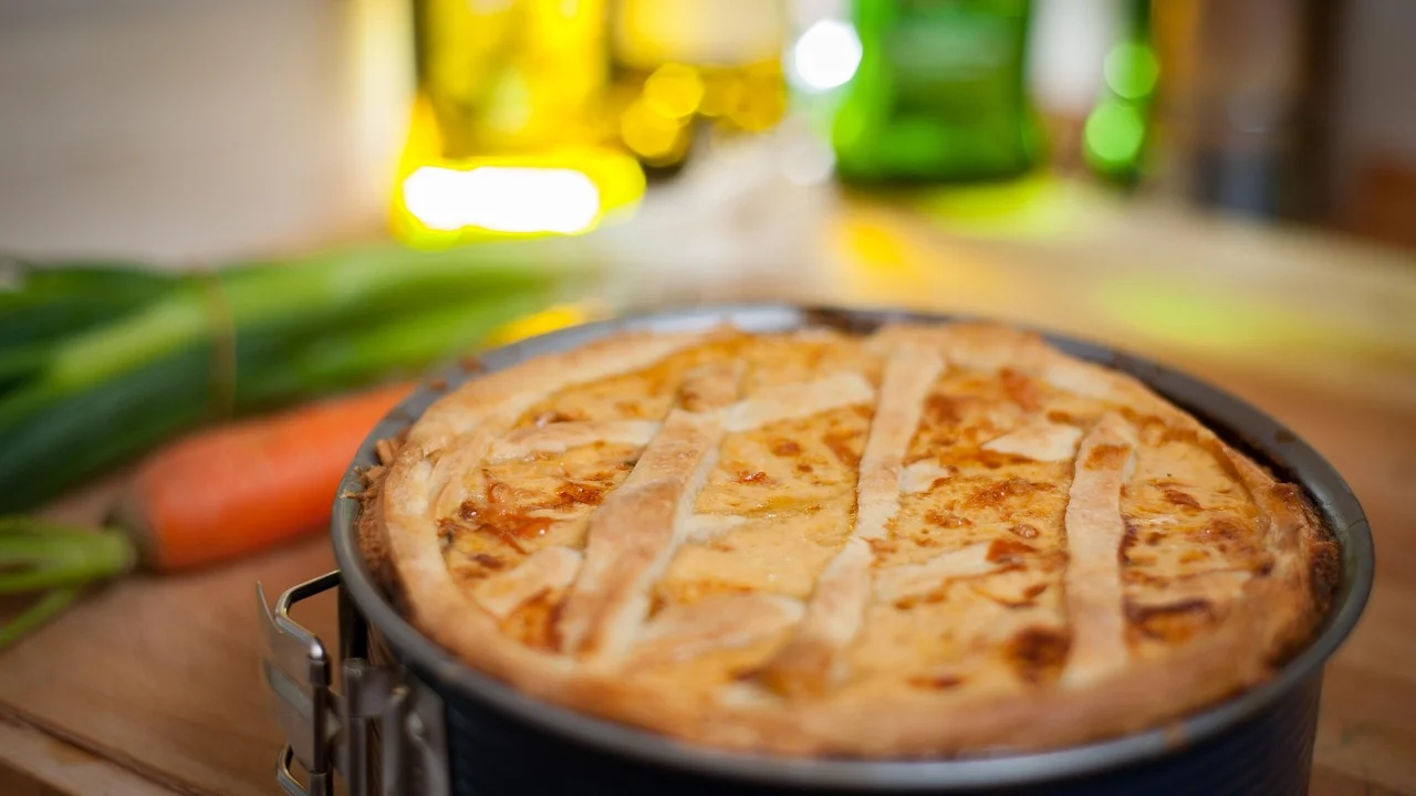 Torta de legumes dourada recém-saída do forno.