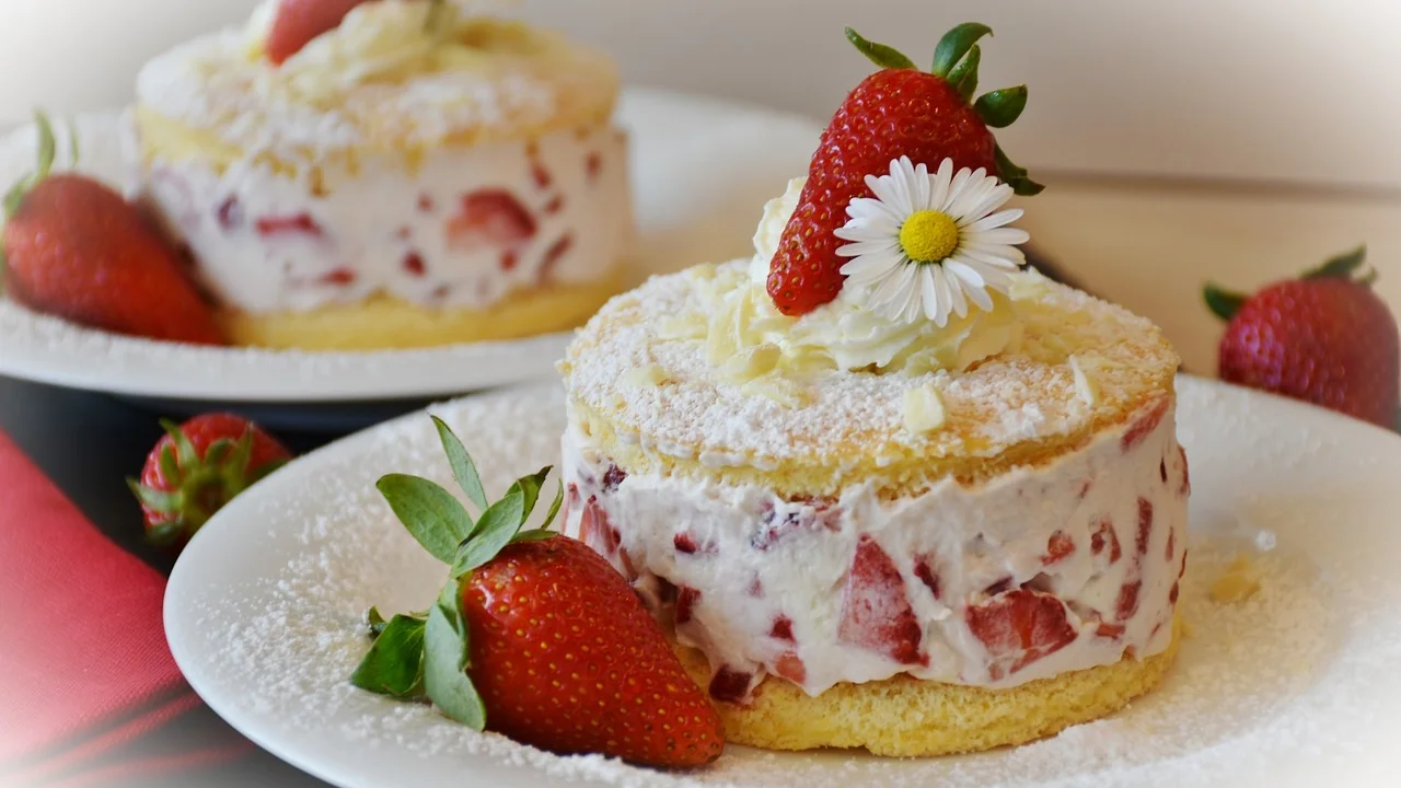 Fatia de torta com base crocante e recheio cremoso