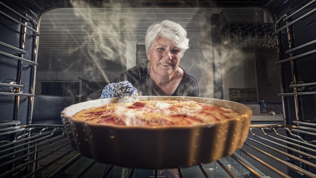 Torta salgada dourada recém-saída do forno em assadeira retangular.
