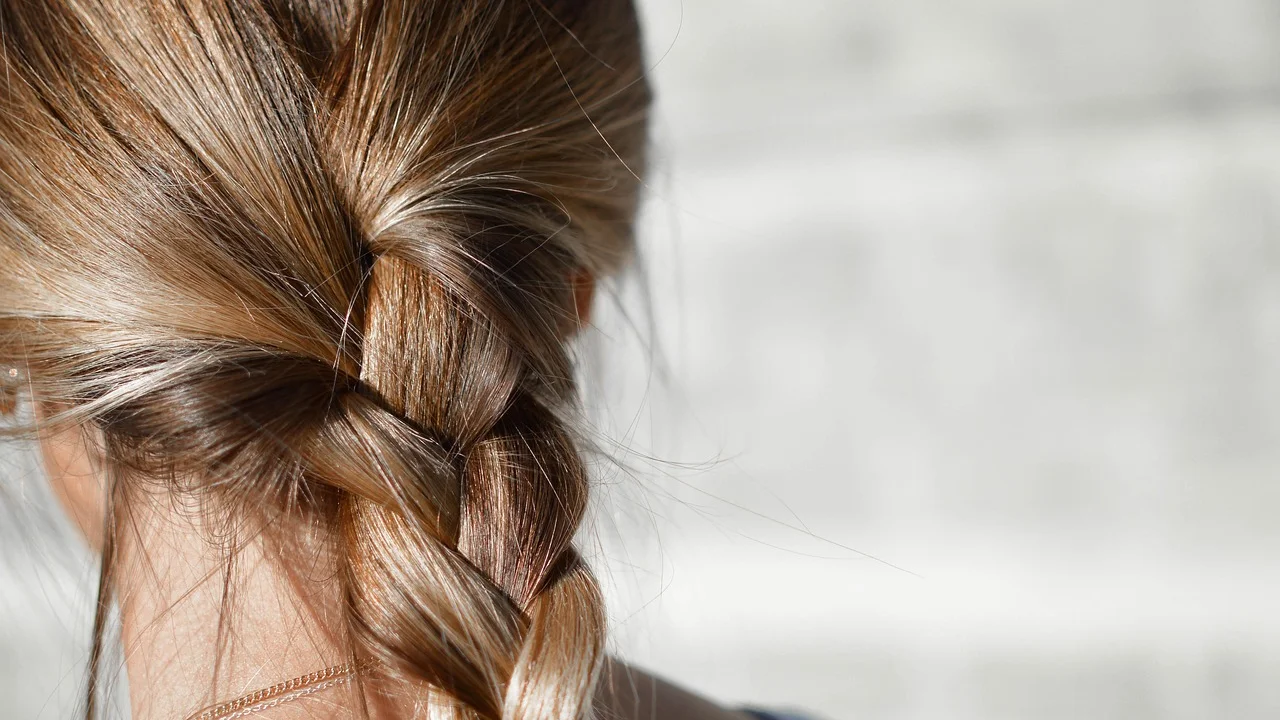 Divisão do cabelo em duas partes para iniciar o penteado