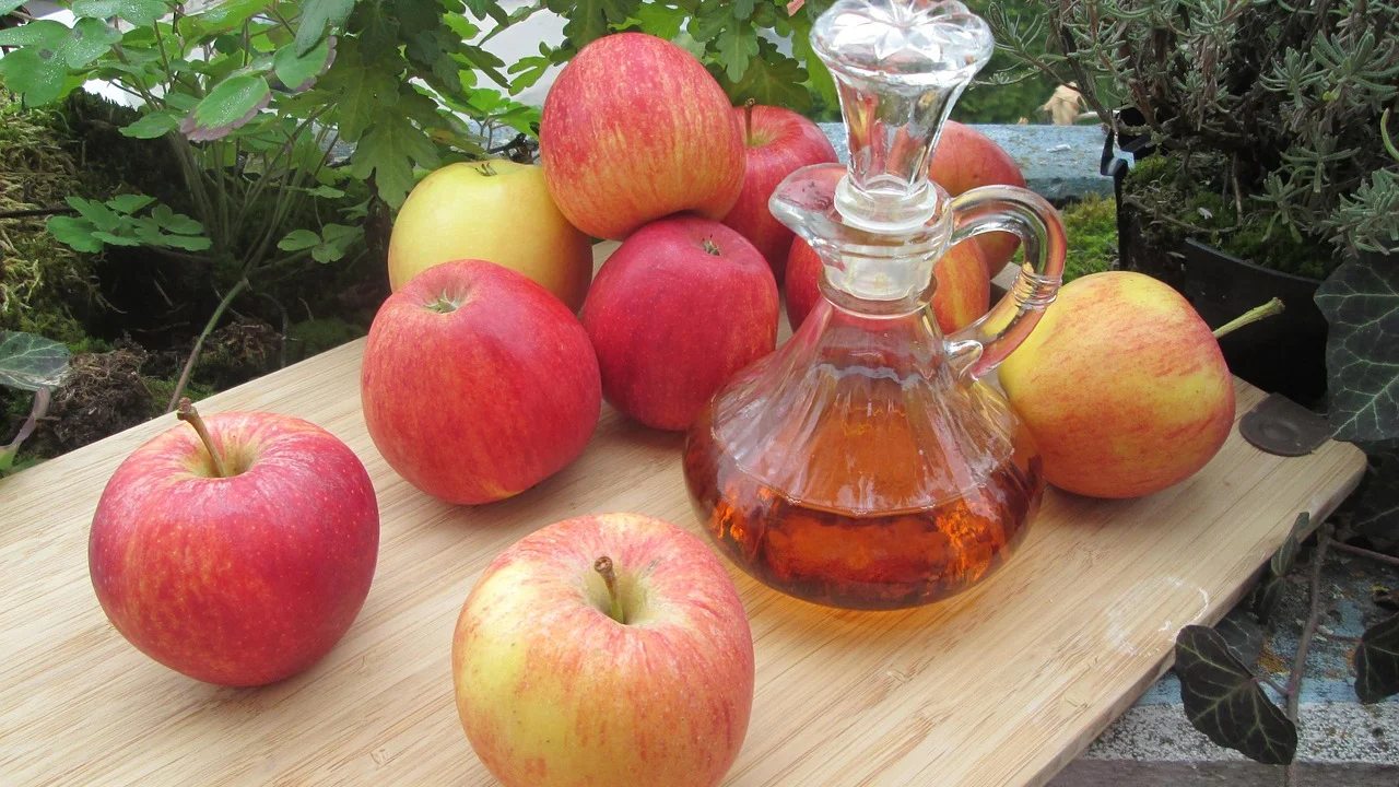 Maçãs maduras cortadas para iniciar a fermentação caseira.
