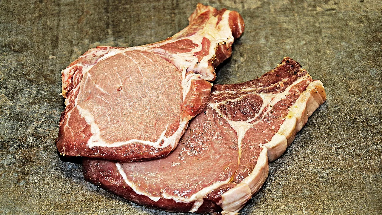Prato de virado à paulista com arroz, couve e bisteca dourada.