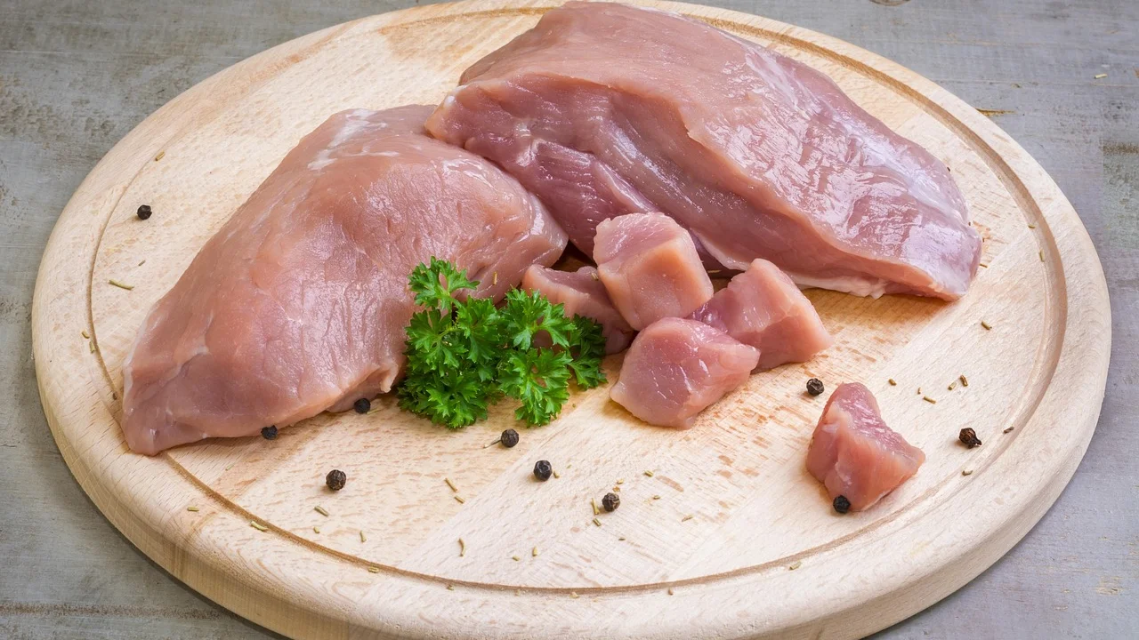 Montagem caseira com virado, ovo frito, linguiça e torresmo.