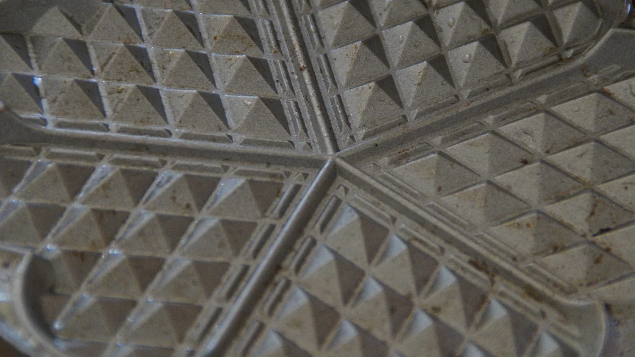 Textura interna macia e casquinha dourada de waffle pronto.