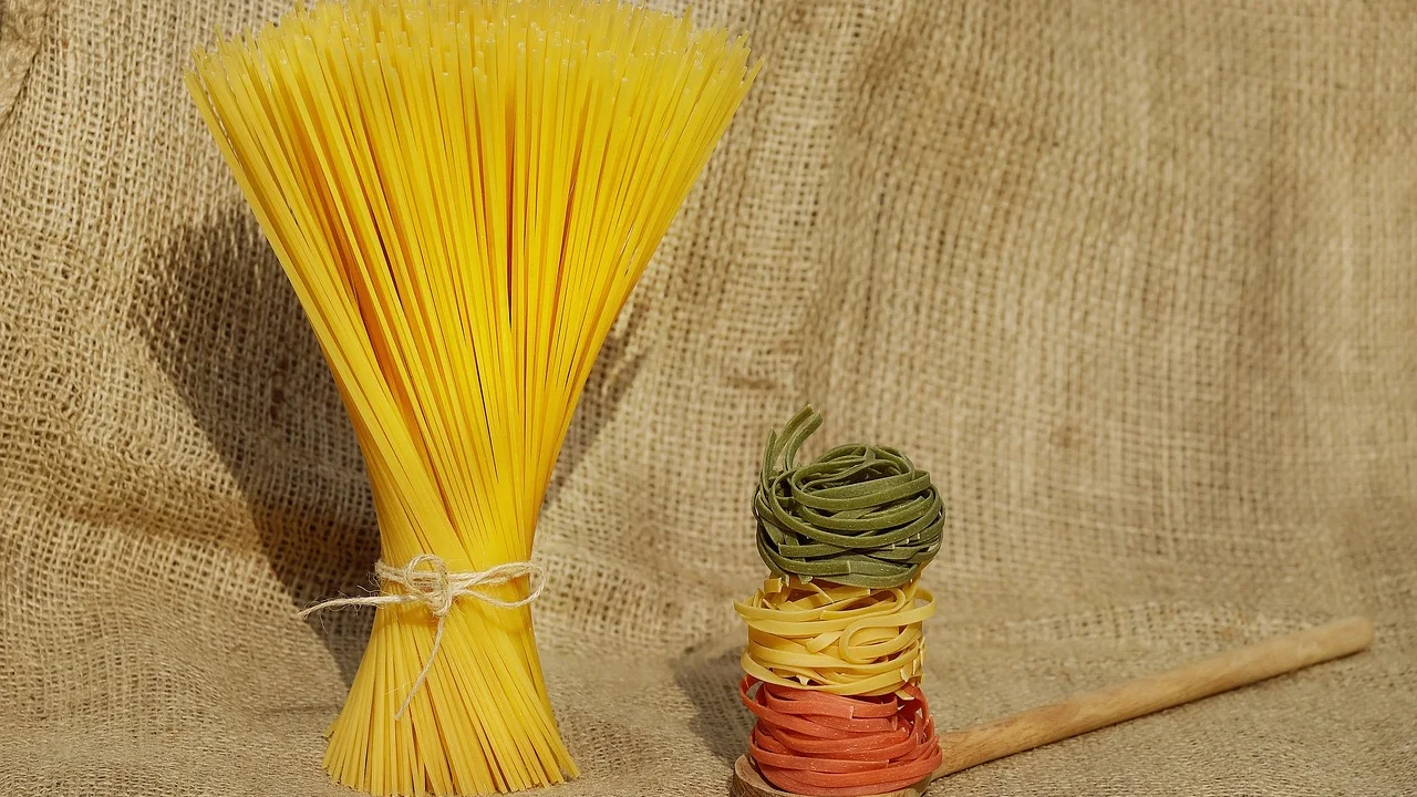 Macarrão envolvido em molho de shoyu em panela larga