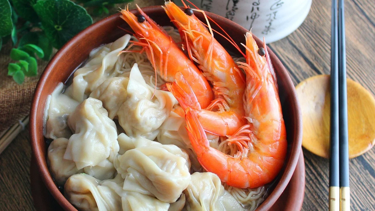 Porção de yakisoba finalizada com cebolinha e gergelim