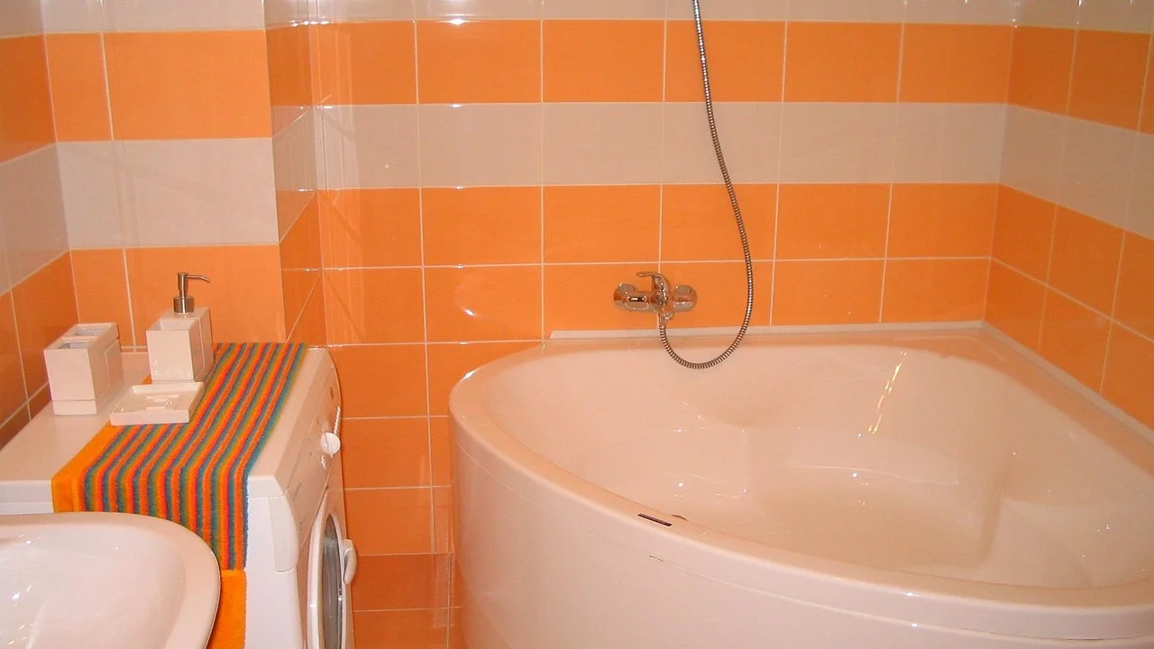 Azulejos do box sendo secos após a higienização