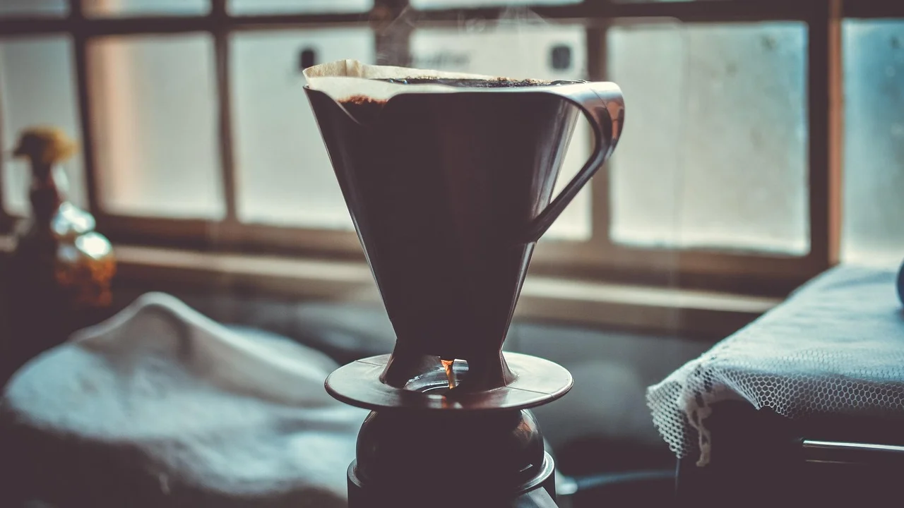 Reservatório de cafeteira pronto para ciclo de limpeza
