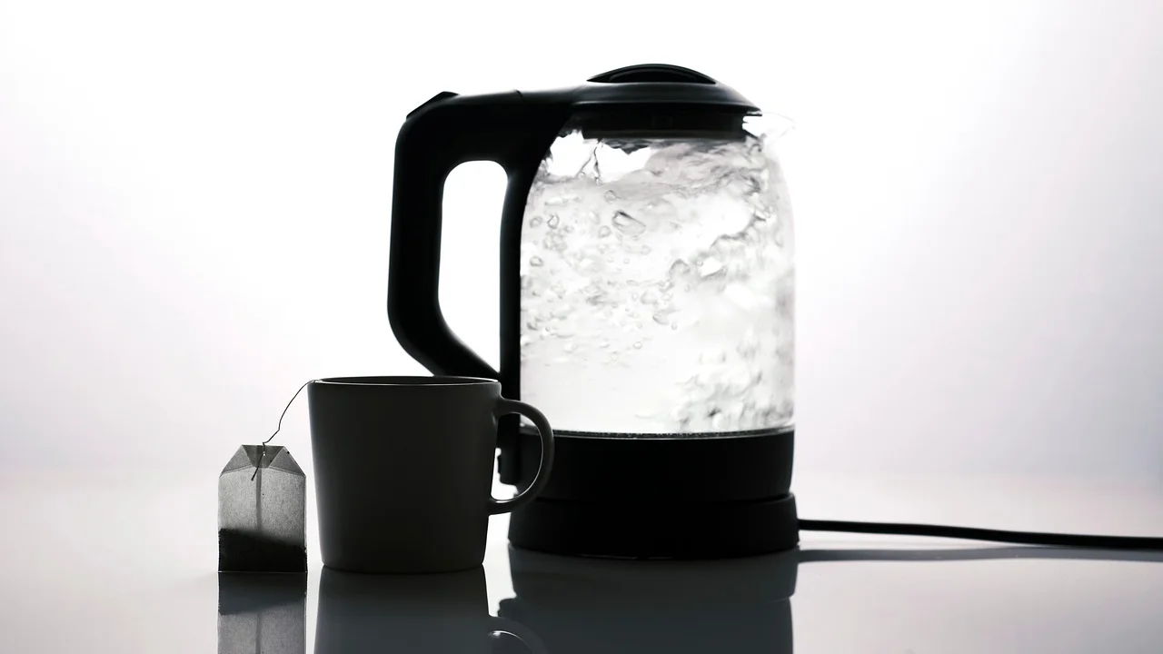 Chaleira elétrica de inox sobre bancada limpa