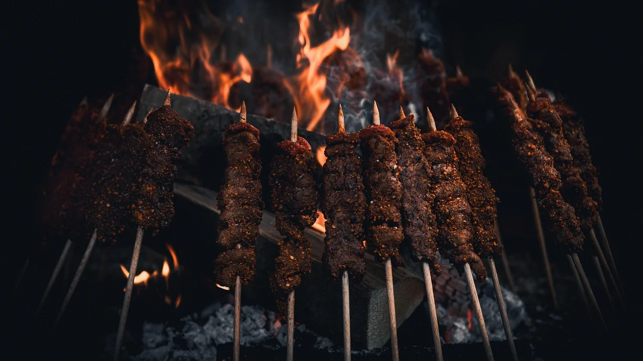 Grelha sendo limpa com escova após o churrasco