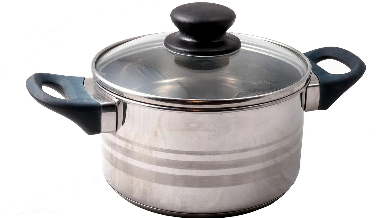 Panela de inox limpa e seca sobre bancada clara
