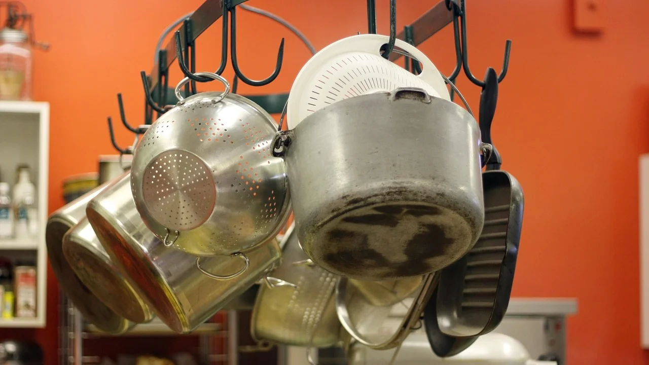 Conjunto de panelas de inox organizado no armário