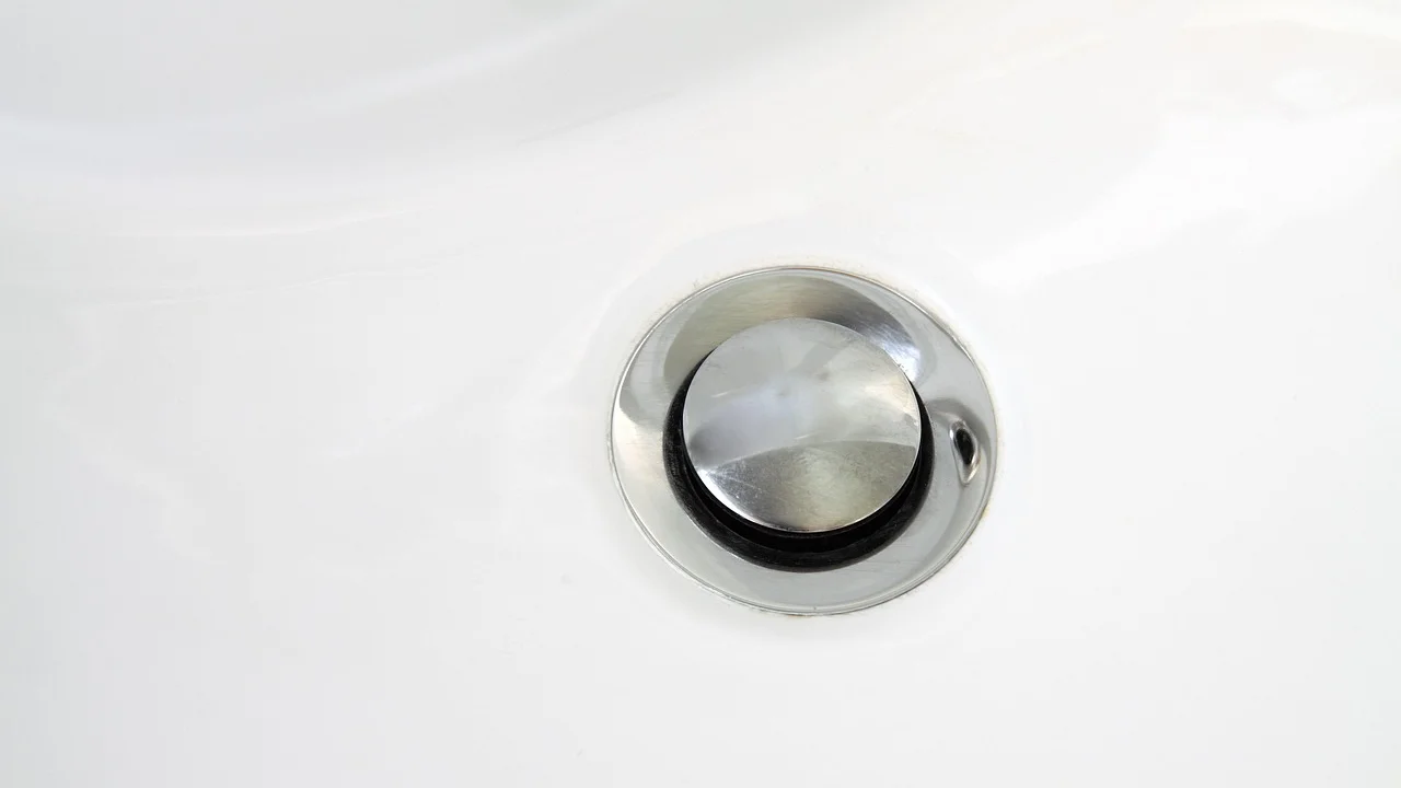 Água quente aplicada lentamente para enxaguar o ralo