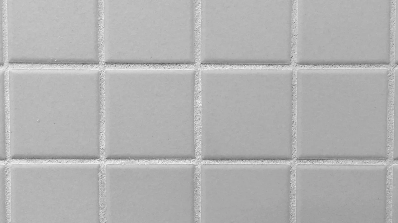 Pasta de bicarbonato aplicada entre azulejos do banheiro