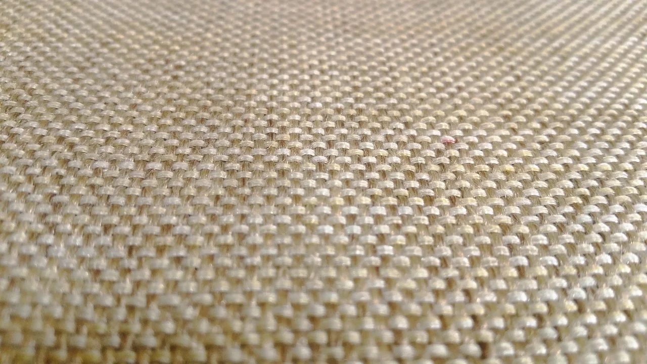 Limpeza cuidadosa de mancha recente sem esfregar o tecido.