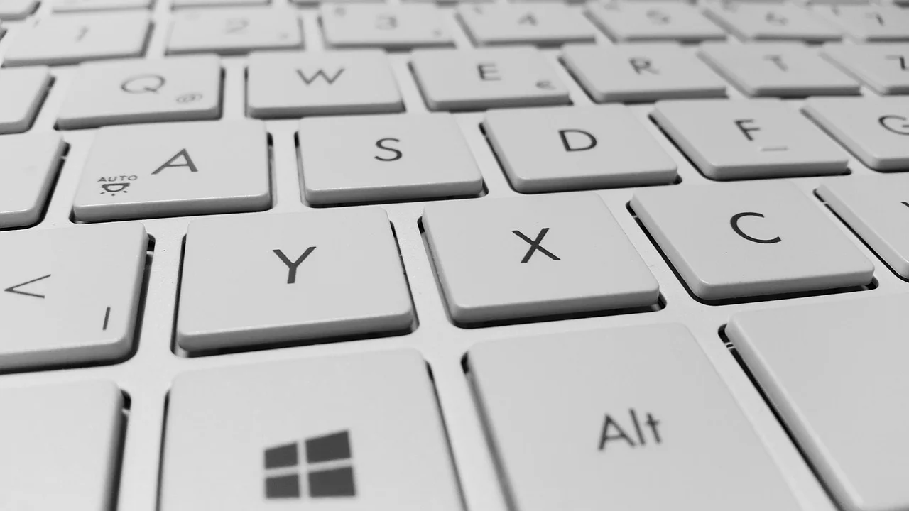 Teclado de notebook sendo limpo com pano de microfibra