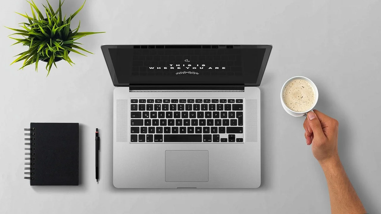 Notebook desligado sobre mesa limpa antes da higienização
