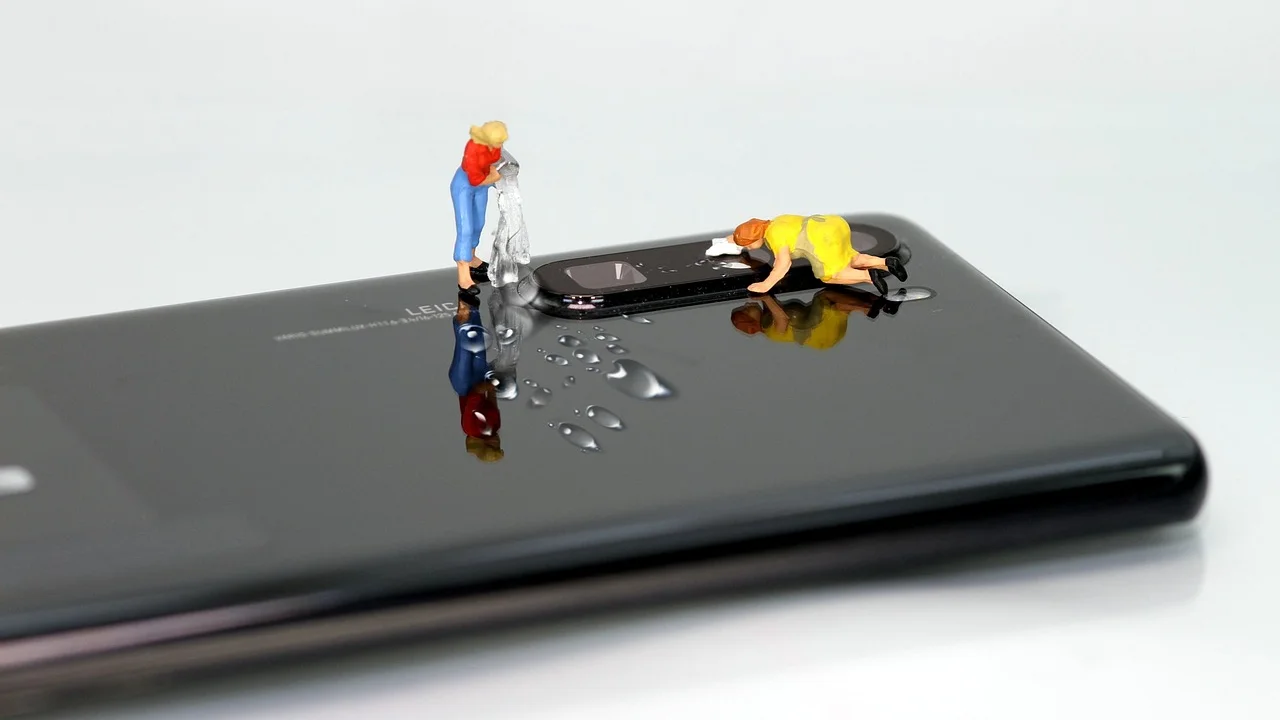 Limpeza cuidadosa do smartphone com pano levemente umedecido.