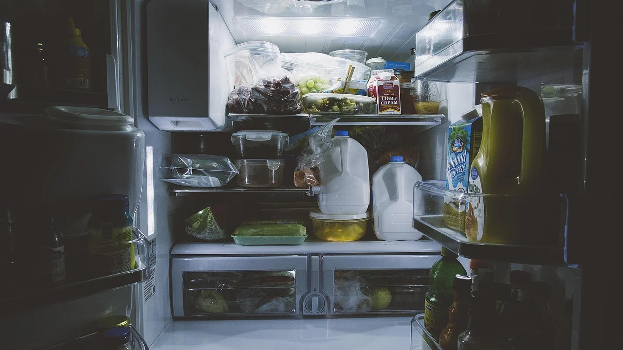 Prateleiras organizadas com potes transparentes e alimentos identificados.