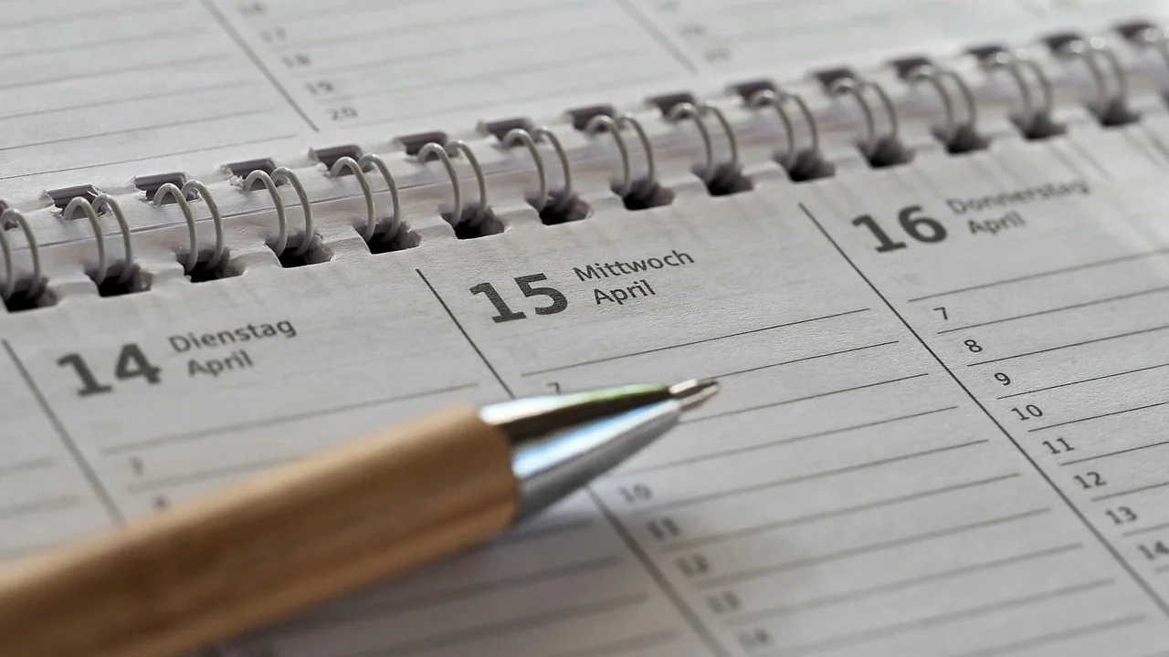 Caderno com lista de prioridades financeiras da casa