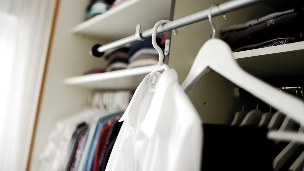 Guarda-roupa organizado com roupas dobradas e penduradas