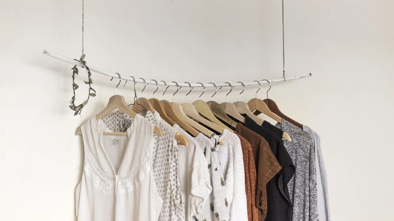 Gaveta com camisetas dobradas na vertical