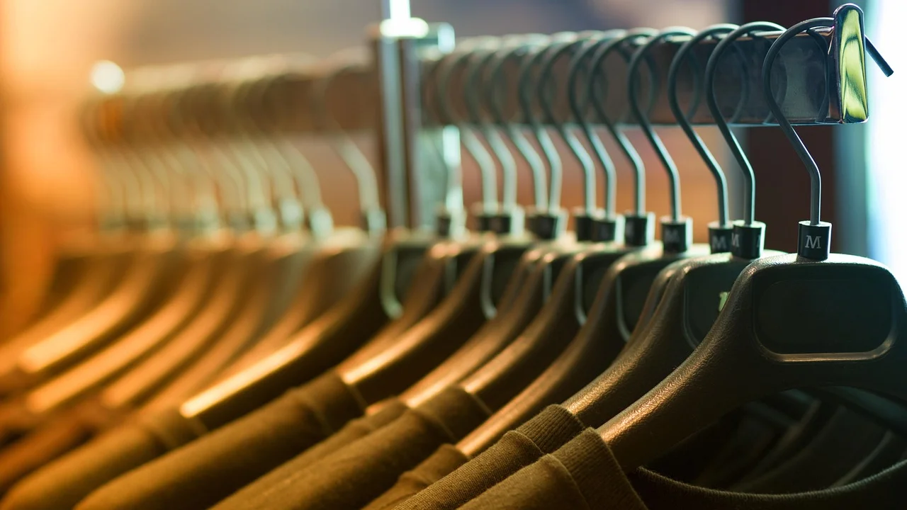 Cabides alinhados facilitam a visualização das roupas
