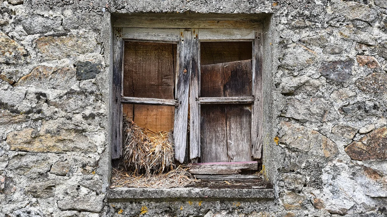 Composição de molduras acima de um aparador de madeira