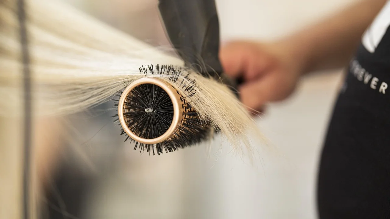 Aplicação de creme para pentear no comprimento do cabelo.