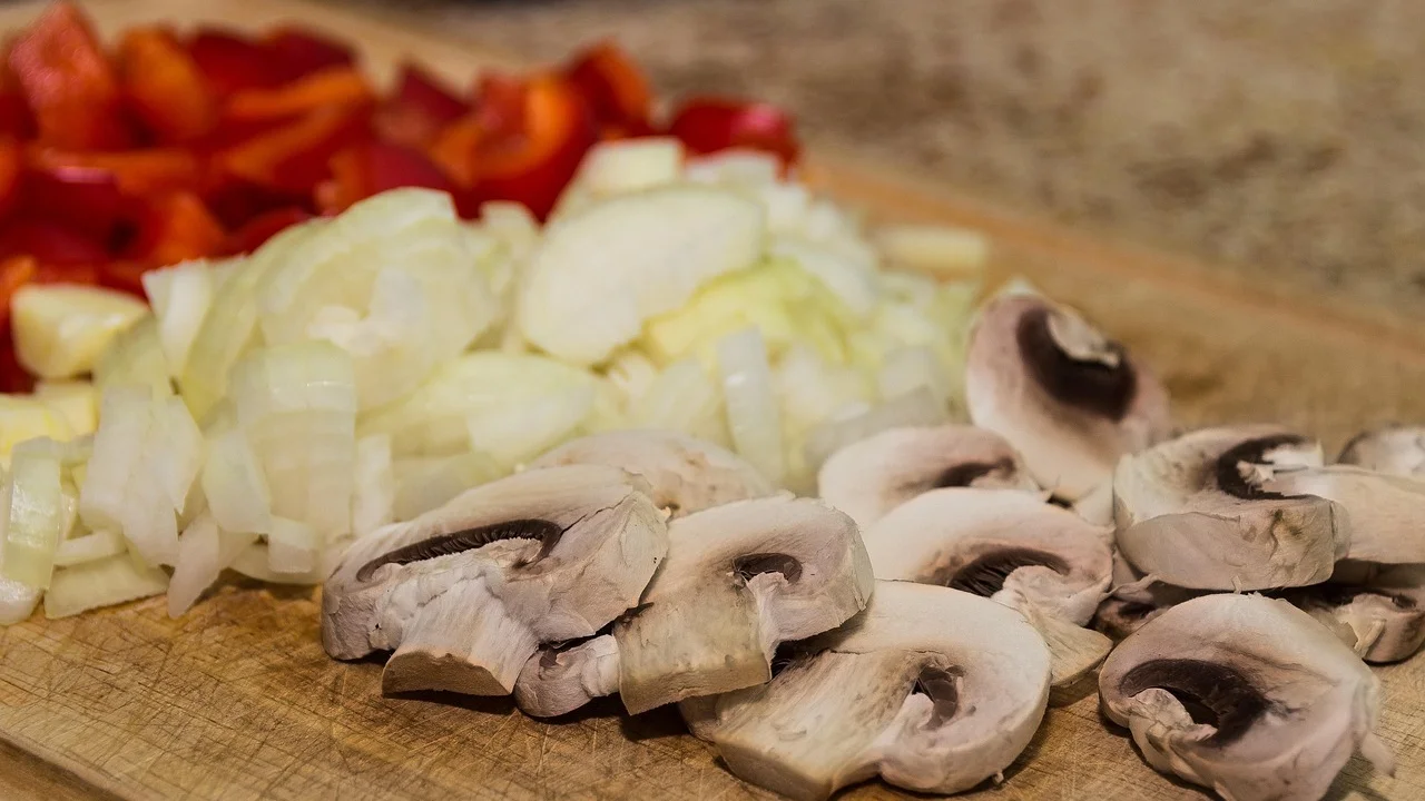 Cozinheiro usando técnica segura para picar cebola.